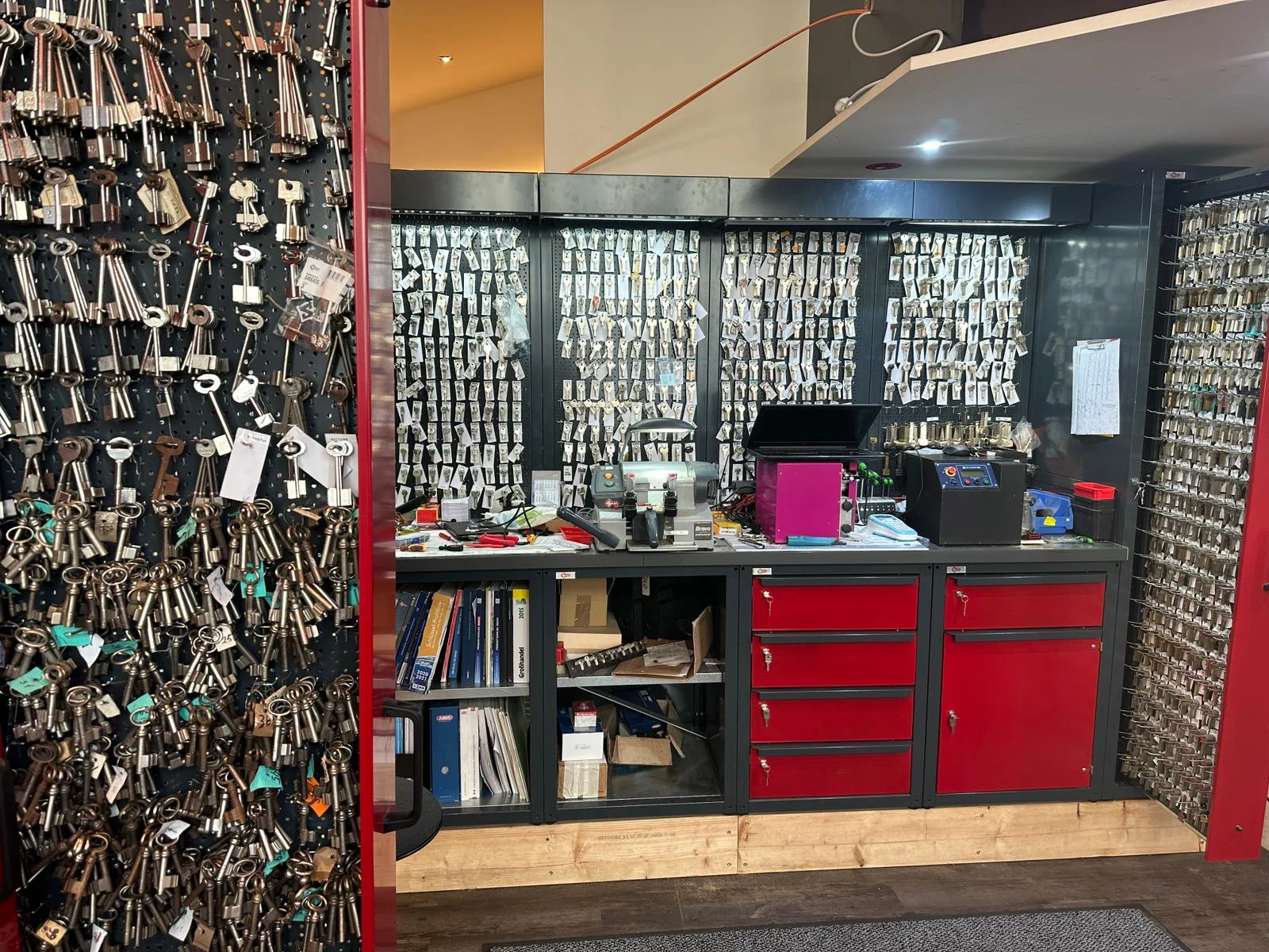 Blick ins Herrmann-Fachgeschäft mit Schlüsselrohlingen und Beratungstheke